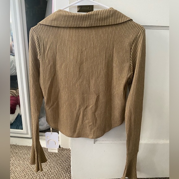 Semi-cropped button down blouse - Picture 3 of 3